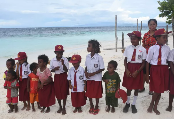 Los uniformes escolares son obligatorios en Indonesia, pero los estilos y colores pueden variar de una escuela a otra. Los estudiantes más jóvenes suelen llevar camisas blancas y pantalones cortos granates para los chicos, o faldas para las chicas. Los uniformes escolares son obligatorios en Indonesia, pero los estilos y colores pueden variar de una escuela a otra. Los estudiantes más jóvenes suelen llevar camisas blancas y pantalones cortos granates para los chicos, o faldas para las chicas. - Sputnik Mundo