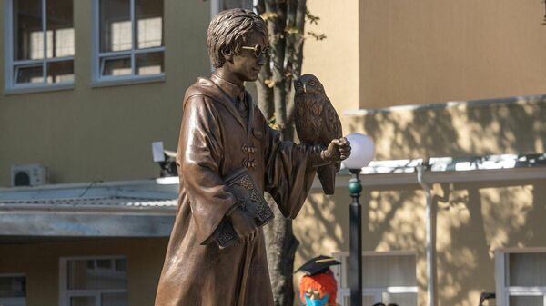 Estatua de Harry Potter frente a la Universidad Estatal de Transnistria en Tiráspol - Sputnik Mundo