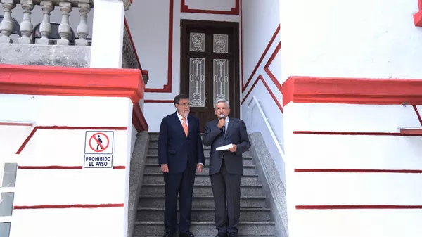 El presidente de México, Andrés Manuel López Obrador, (derecha) y el consejero jurídico de la Presidencia, Julio Scherer Ibarra (izquierda)  - Sputnik Mundo