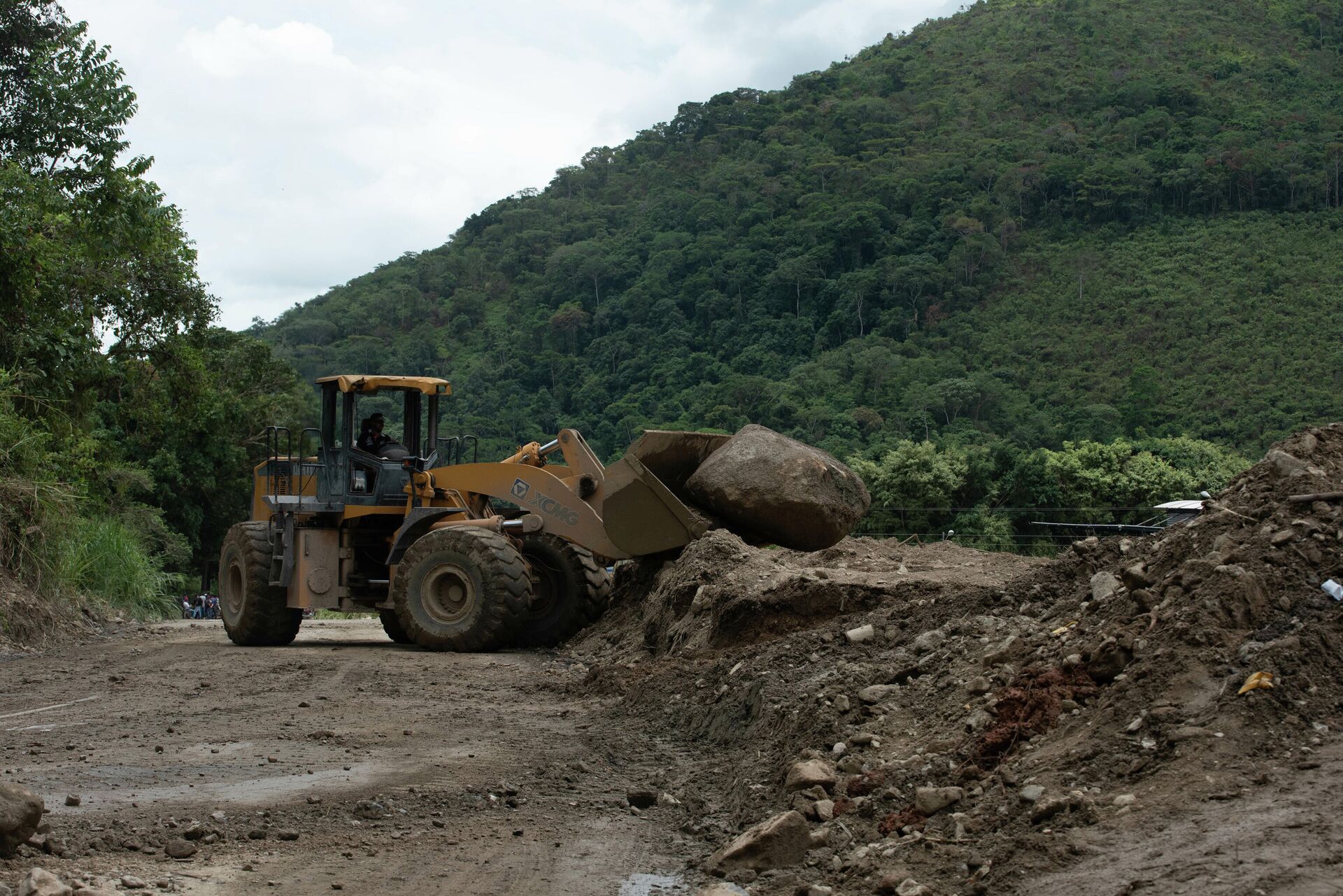 Una excavadora sacando tierra en Tovar, Venezuela - Sputnik Mundo, 1920, 02.09.2021