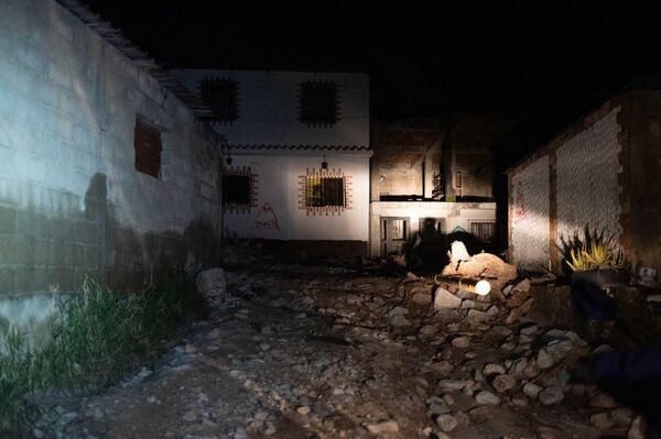 Se cumplen nueve días de la vaguada que dejó a más de 300 familias afectadas en Tovar, un municipio del estado venezolano de Mérida, y en medio de la penumbra cada vez más vecinos hacen vigilia para cuidar lo que pudieron salvar del lodo y para estar atentos ante las continuas lluvias. - Sputnik Mundo