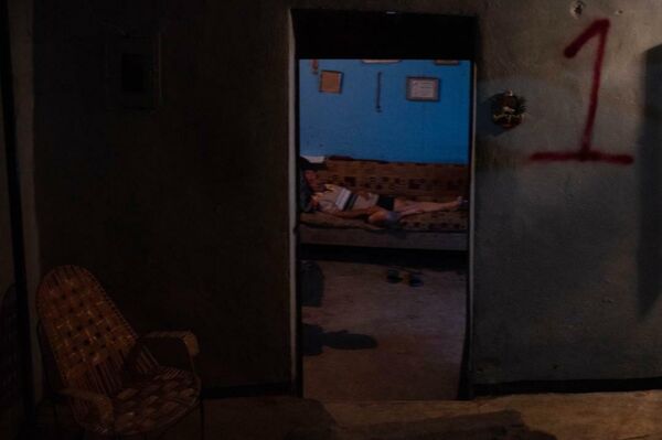 Se cumplen nueve días de la vaguada que dejó a más de 300 familias afectadas en Tovar, un municipio del estado venezolano de Mérida, y en medio de la penumbra cada vez más vecinos hacen vigilia para cuidar lo que pudieron salvar del lodo y para estar atentos ante las continuas lluvias. - Sputnik Mundo