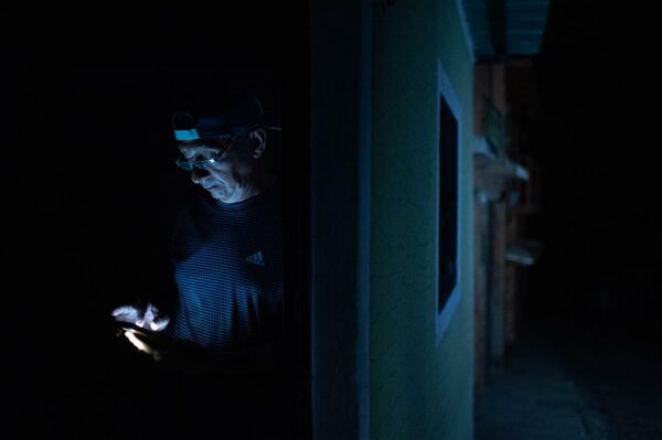 Se cumplen nueve días de la vaguada que dejó a más de 300 familias afectadas en Tovar, un municipio del estado venezolano de Mérida, y en medio de la penumbra cada vez más vecinos hacen vigilia para cuidar lo que pudieron salvar del lodo y para estar atentos ante las continuas lluvias. - Sputnik Mundo