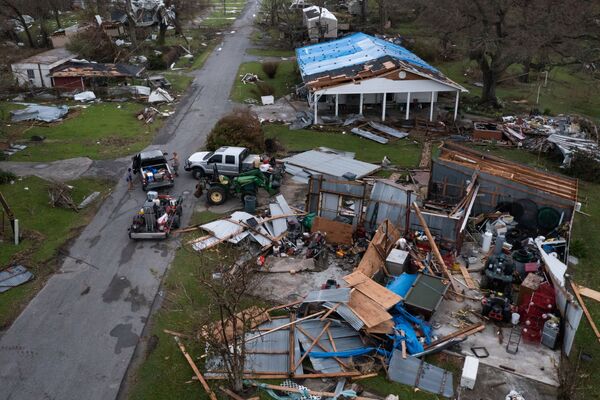 El Ida derribó una torre de electricidad por la cual pasaba una de las líneas eléctricas claves a través del río Misisipi hasta la ciudad de Nueva Orleans, y causó apagones generalizados. Unas 216 subestaciones y más de 3,2 km de líneas eléctricas se vieron afectadas.En la foto: la devastación en Golden Meadow, Luisiana (EEUU). - Sputnik Mundo