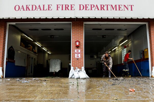 Continúan las operaciones de rescate. Mientras tanto, los meteorólogos advierten sobre posibles nuevas crecidas de agua y deslizamientos de tierra a lo largo de la ruta del huracán.En la foto: las secuelas de las lluvias en Oakdale, Pensilvania (EEUU). - Sputnik Mundo