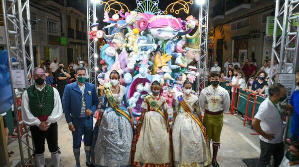 Varias personas posan en una fotografía delante de la falla infantil ganadora de las Fallas de Valencia 2021 - Sputnik Mundo