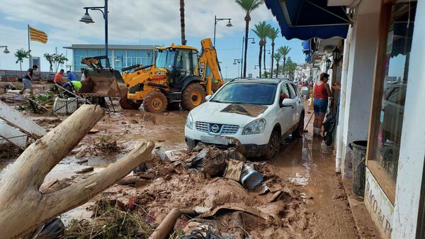 Vehículos destrozados tras los efectos de la DANA en Alcanar (Tarragona) - Sputnik Mundo