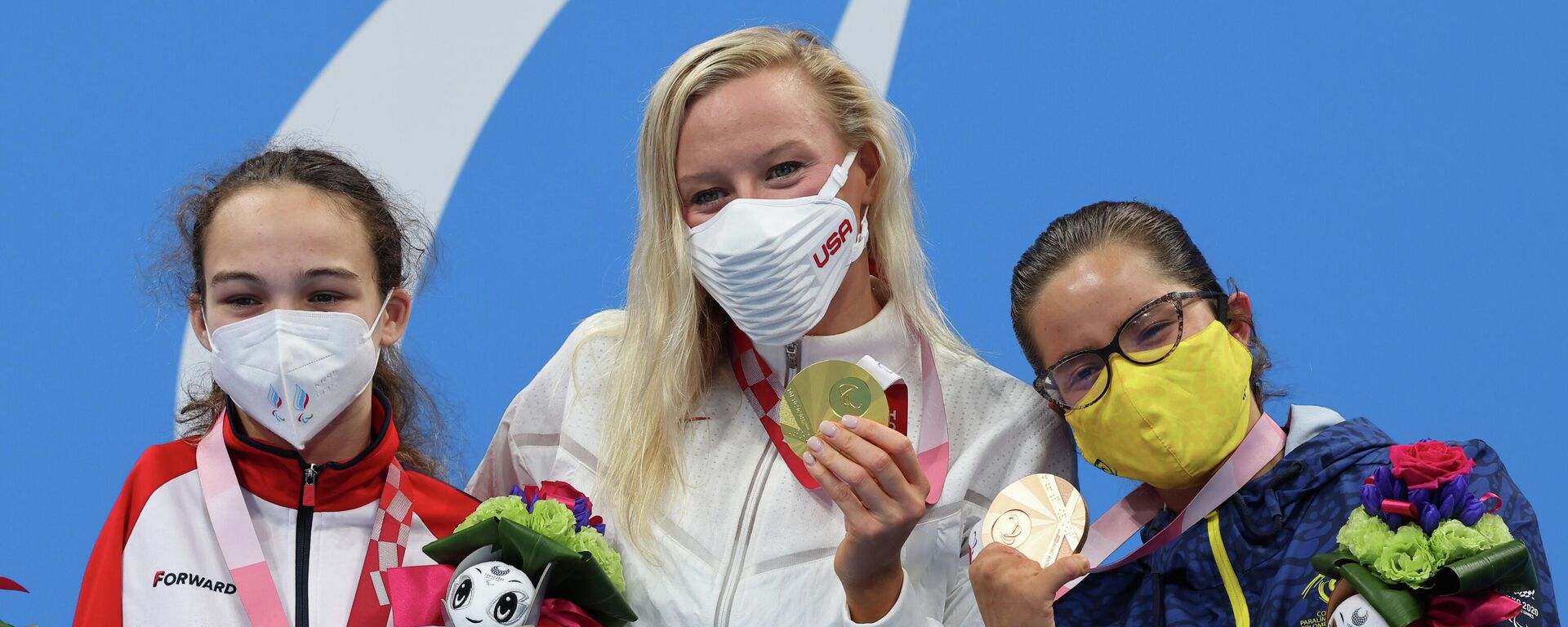 La medallista de oro Jessica Long, de Estados Unidos, celebra su victoria en el podio junto a la medallista de plata, Viktoriia Ishchiulova, del Comité  Paralímpico de Rusia, y la medallista de bronce Laura Carolina González Rodríguez, de Colombia  - Sputnik Mundo, 1920, 03.09.2021