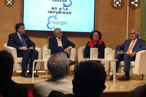 María Bueno en conferencia junto a Baltasar Garzón - Sputnik Mundo