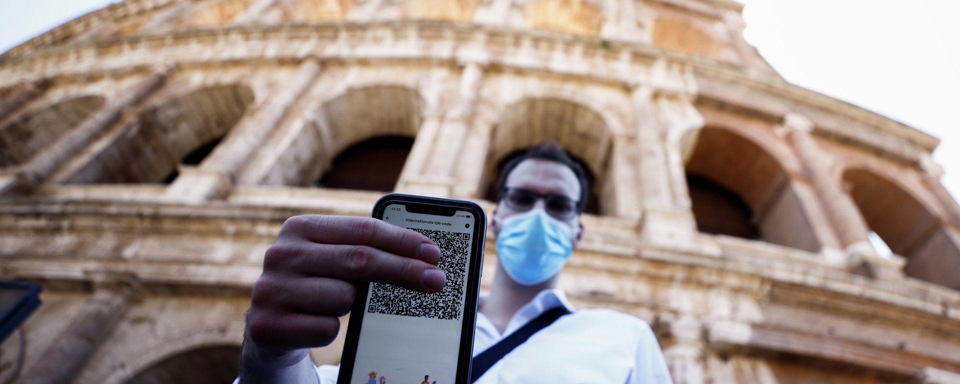 Un hombre con el certificado de vacunación en Roma, Italia Un hombre con el certificado de vacunación en Roma, Italia - Sputnik Mundo, 1920, 03.09.2021