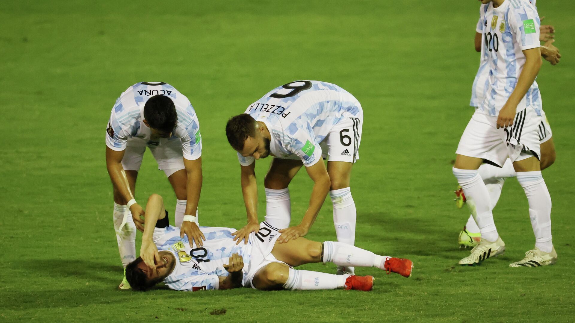 El argentino Lionel Messi en el suelo tras sufrir una dura falta en un partido frente a Venezuela por las Eliminatorias hacia Catar 2022 El argentino Lionel Messi en el suelo tras sufrir una dura falta en un partido frente a Venezuela por las Eliminatorias hacia Catar 2022 - Sputnik Mundo, 1920, 03.09.2021