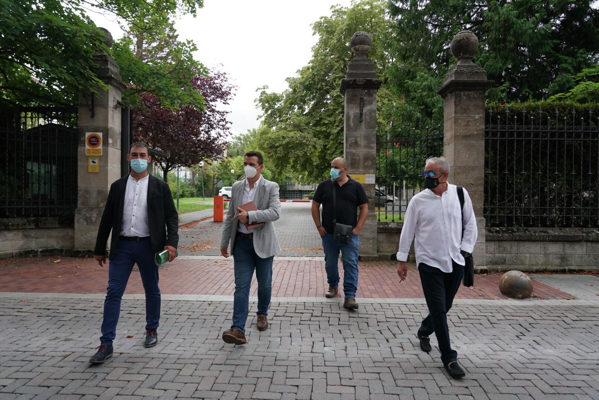 El secretario general de la asociación profesional de la Guardia Civil Jucil, Ernesto Vilariño, y el secretario general del sindicato Jupol, Aarón Rivero, a su salida de la sede de la Delegación del Gobierno, a 23 de agosto de 2021, en Vitoria, Euskadi, (España). El motivo de la reunión entre representantes de la Asociación Profesional de la Guardia Civil, JUCIL, y del sindicato de la policía Nacional, JUPOL, con el delegado del gobierno en el País Vasco, es para abordar la celebración de la marcha en favor del miembro de ETA Henri Parot.  - Sputnik Mundo, 1920, 03.09.2021