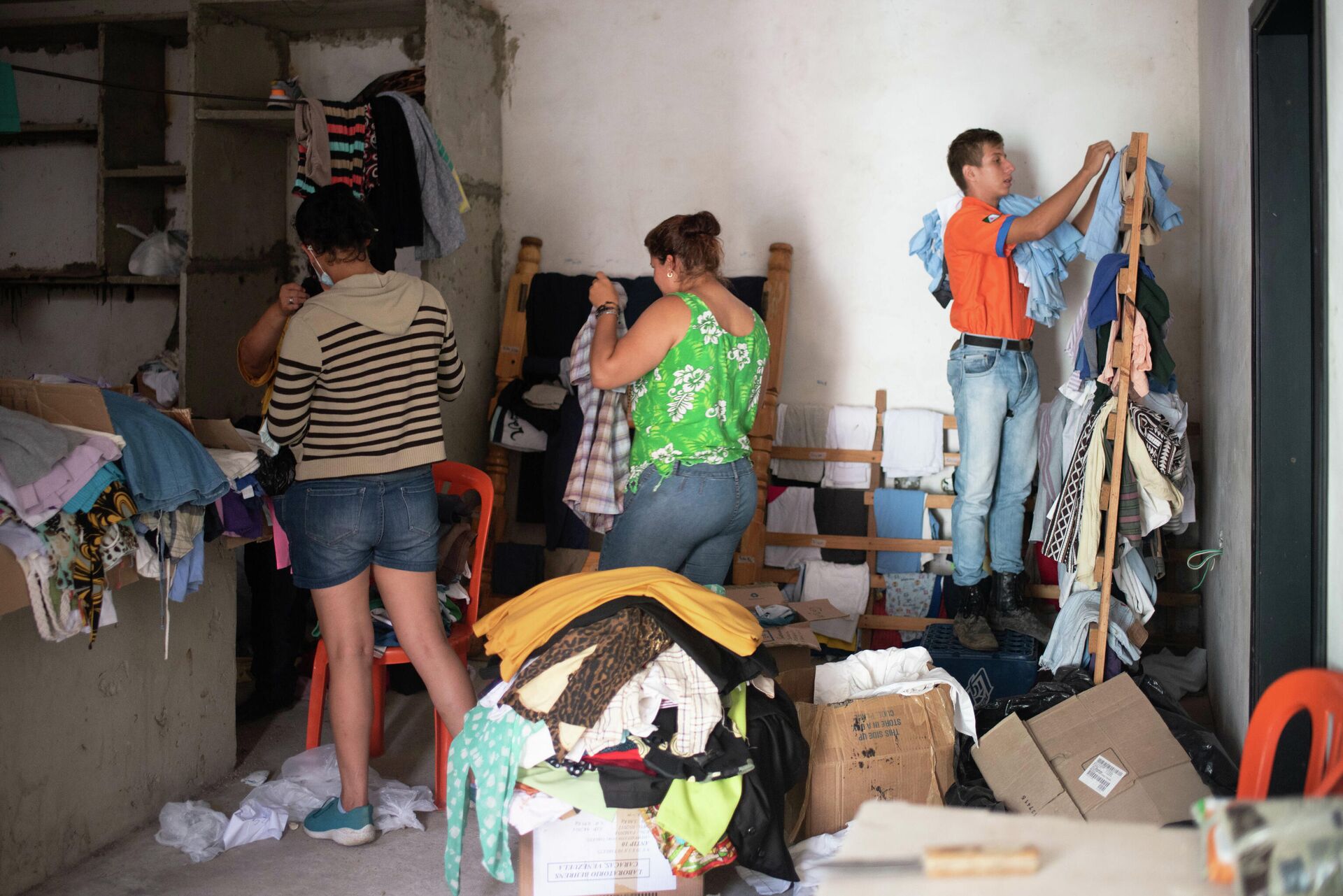 Venezolanos unen fuerzas para recuperar sus casas tras las fuertes lluvias - Sputnik Mundo, 1920, 04.09.2021