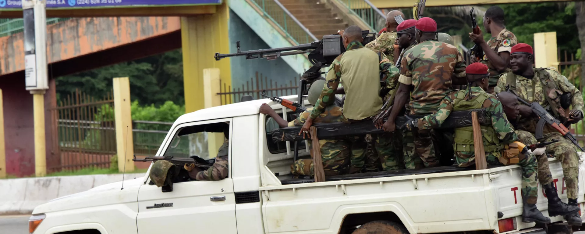 Soldados de las Fuerzas Armadas de Guinea durante el golpe de Estado en Conakry, el 5 de septiembre del 2021 Soldados de las Fuerzas Armadas de Guinea durante el golpe de Estado en Conakry, el 5 de septiembre del 2021 - Sputnik Mundo, 1920, 05.09.2021
