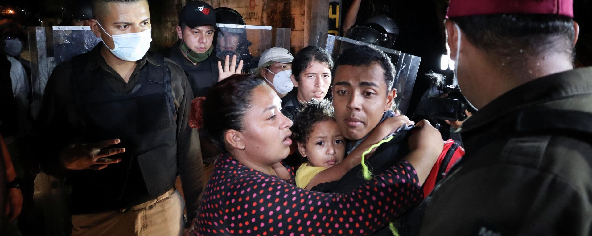 Agentes de migración mexicanos dispersan a un grupo de migrantes en el sur del país, el 5 de agosto del 2021 Agentes de migración mexicanos dispersan a un grupo de migrantes en el sur del país, el 5 de agosto del 2021 - Sputnik Mundo, 1920, 05.09.2021