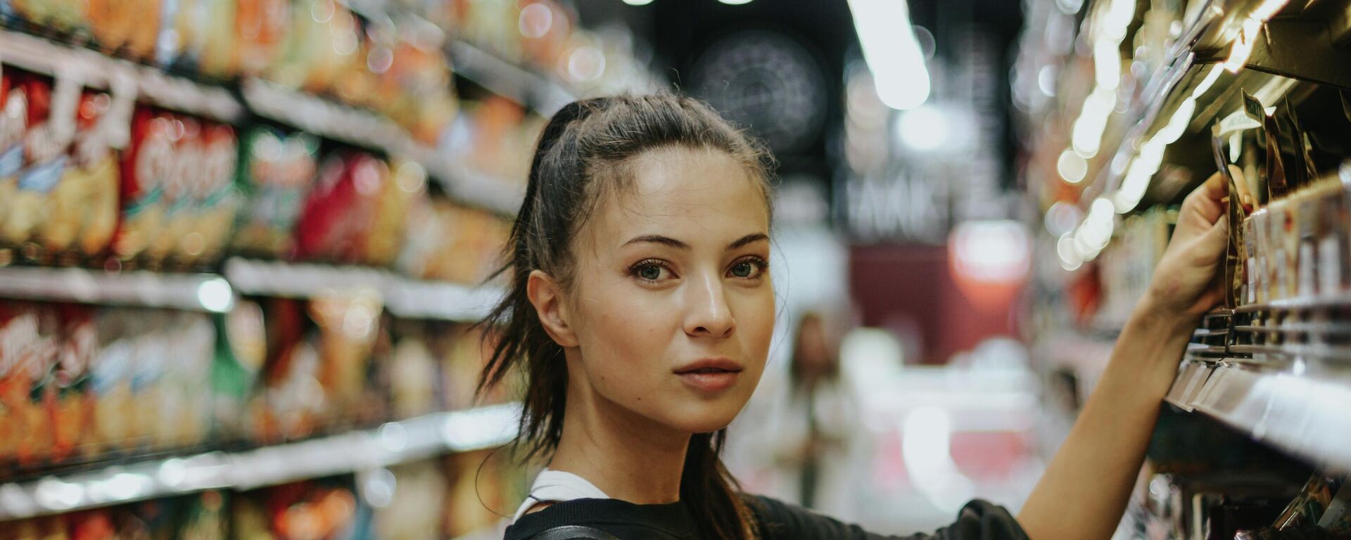 Una mujer en una tienda - Sputnik Mundo, 1920, 06.09.2021