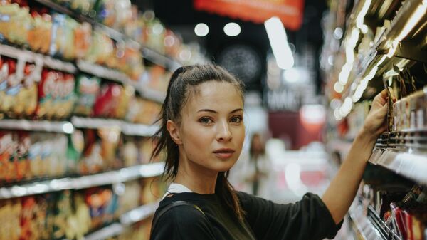 Una mujer en una tienda - Sputnik Mundo