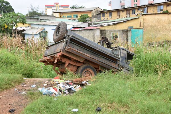 El nombre de Dumbuya ha aparecido regularmente en la prensa guineana en losúltimos meses. Ahora ha pedido al Ministerio de Defensa guineano que otorgue a sus fuerzas poderes especiales. En la foto: una camioneta de las Fuerzas Armadas guineanas volcada en el centro deConakridurante el motín de las fuerzas especiales. - Sputnik Mundo