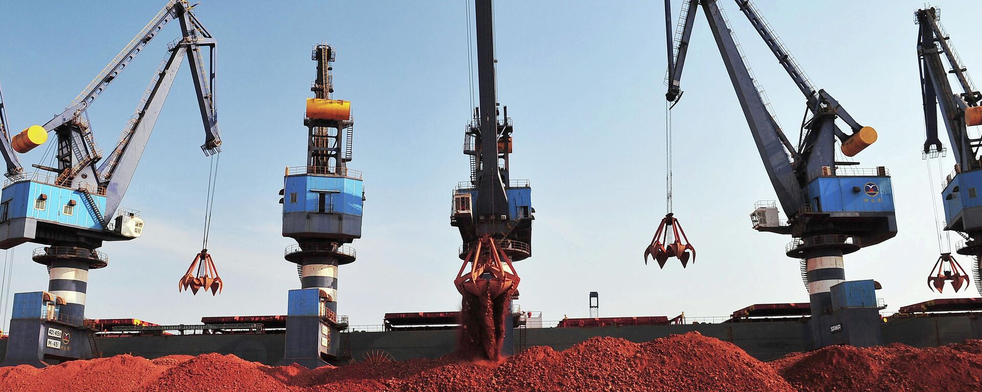 Una embarcación que transportaba bauxita de Guinea es descargada en un puerto de Yantai, China Una embarcación que transportaba bauxita de Guinea es descargada en un puerto de Yantai, China - Sputnik Mundo, 1920, 06.09.2021