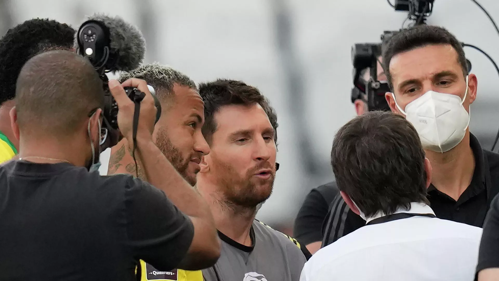 El argentino Lionel Messi y el brasileño Neymar discuten tras la suspensión de Brasil-Argentina por las Eliminatorias hacia Catar 2022