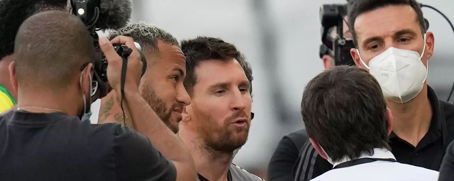 El argentino Lionel Messi y el brasileño Neymar discuten tras la suspensión de Brasil-Argentina por las Eliminatorias hacia Catar 2022 El argentino Lionel Messi y el brasileño Neymar discuten tras la suspensión de Brasil-Argentina por las Eliminatorias hacia Catar 2022 - Sputnik Mundo, 1920, 06.09.2021