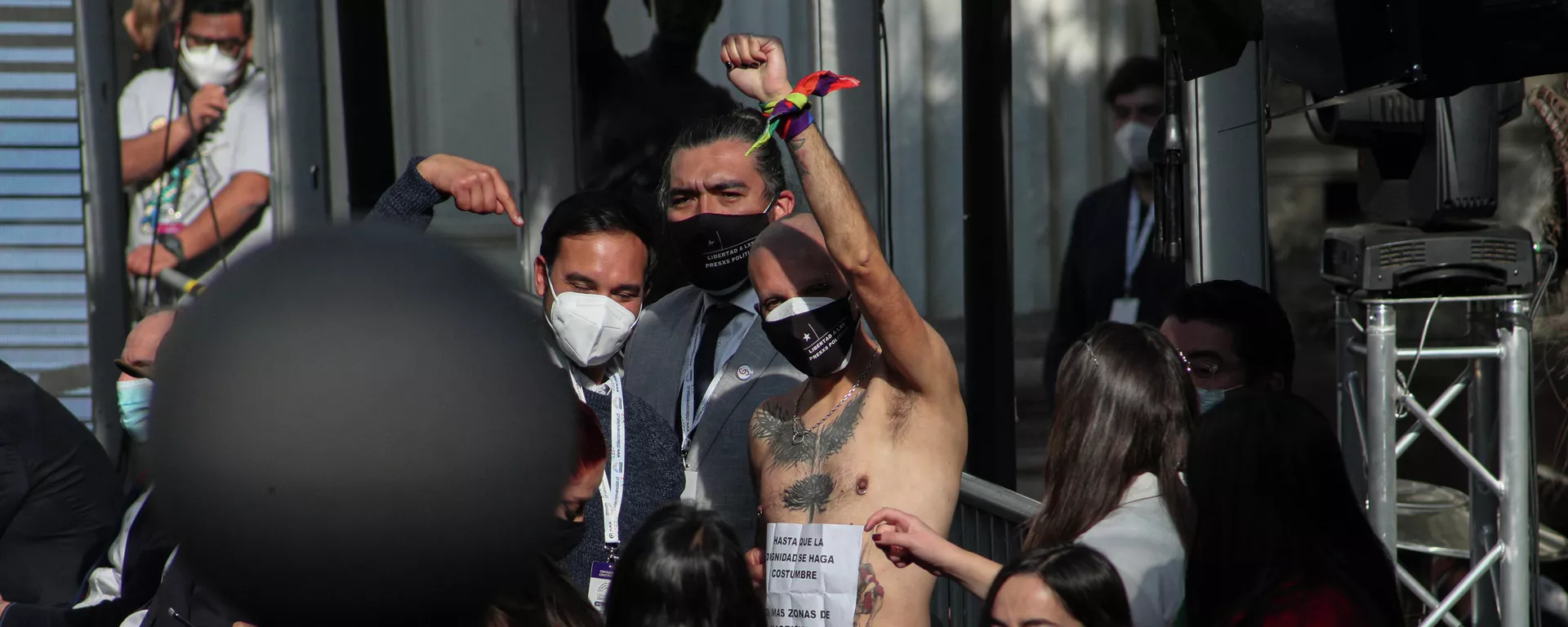 El constituyente chileno Rodrigo Rojas Vade, celebra sin camisa, durante el primer día de la Conveneción Constituyente - Sputnik Mundo, 1920, 01.03.2022