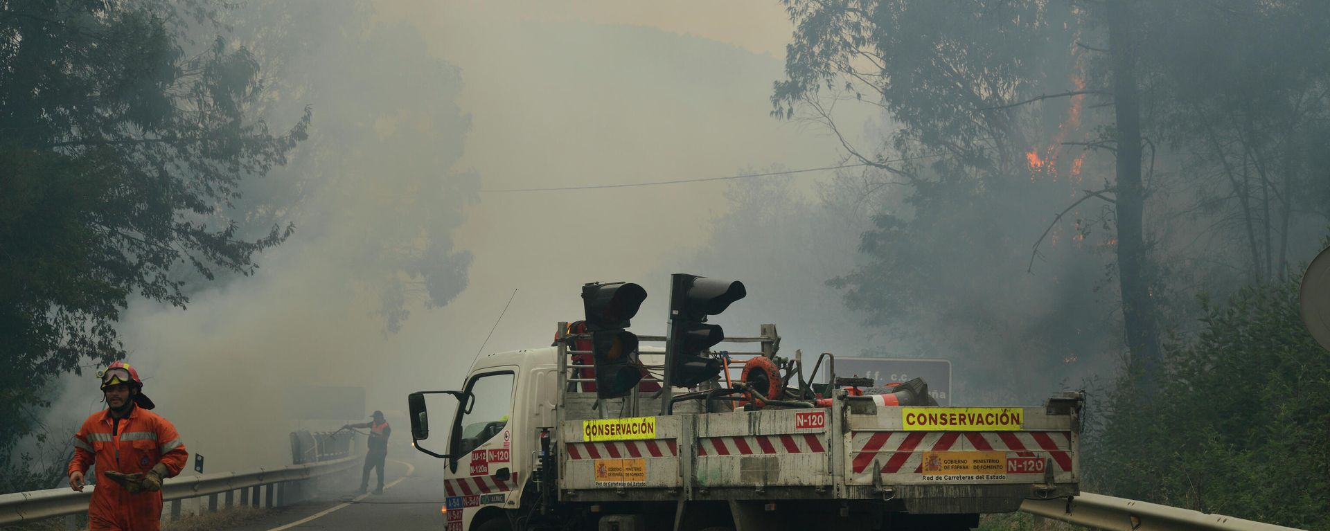 Agentes forestales trabajan en las tareas de extinción de incendios de un fuego en el municipio de Ribas de Sil (Lugo) - Sputnik Mundo, 1920, 04.08.2026