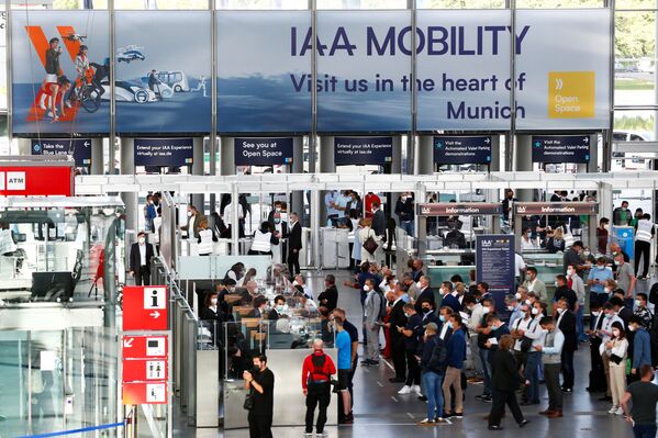 Visitantes asisten a la ceremonia de apertura de la IAA 2021, en Múnich. - Sputnik Mundo