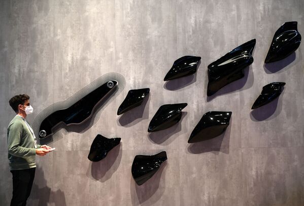 Un visitante observa partes de la cabina y la decoración de los coches de Mercedes-Benz en la IAA 2021. - Sputnik Mundo