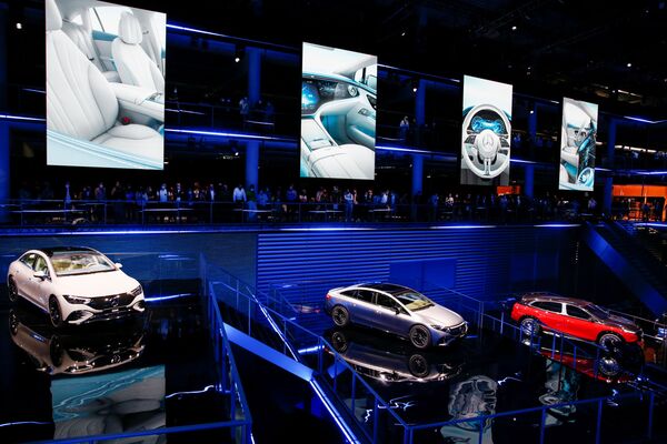 El modelo EQE junto al concept car Maybach y AMG EQS 53 se exponen en la IAA 2021. - Sputnik Mundo