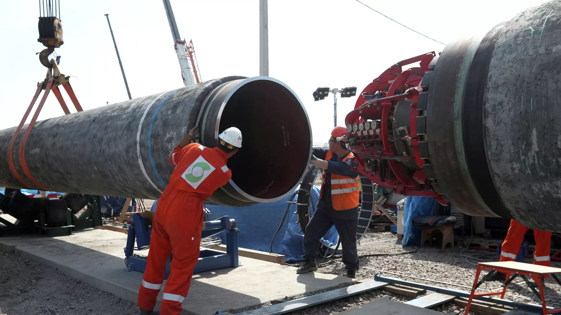Unos trabajadores actúan en la construcción del gasoducto Nord Stream 2