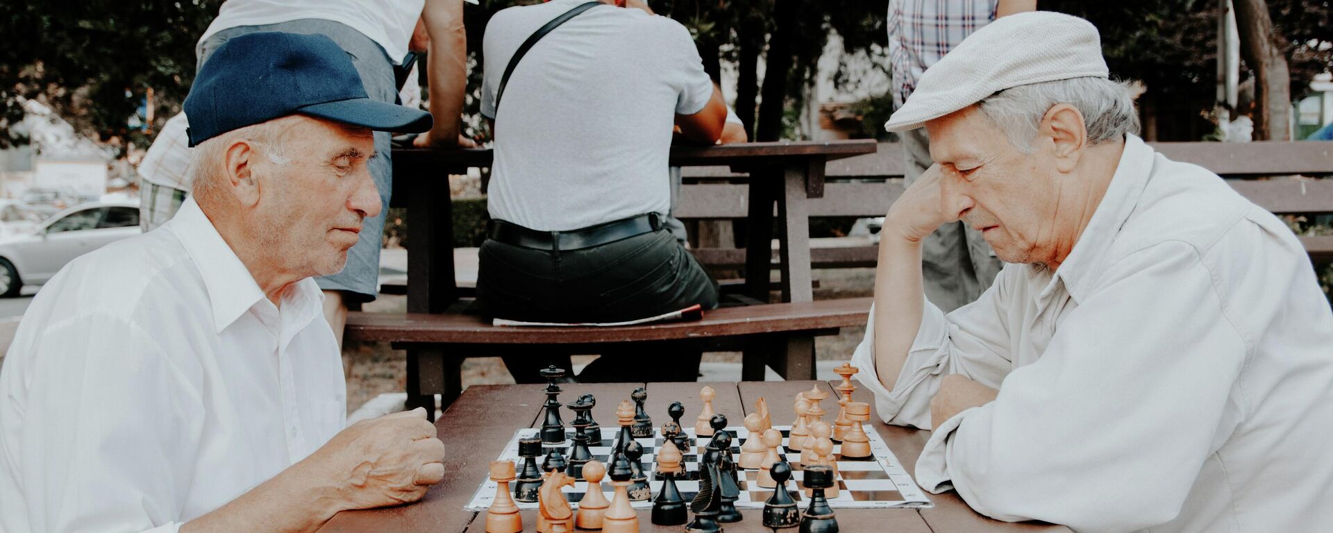 Dos personas jugando al ajedrez - Sputnik Mundo, 1920, 01.01.2025