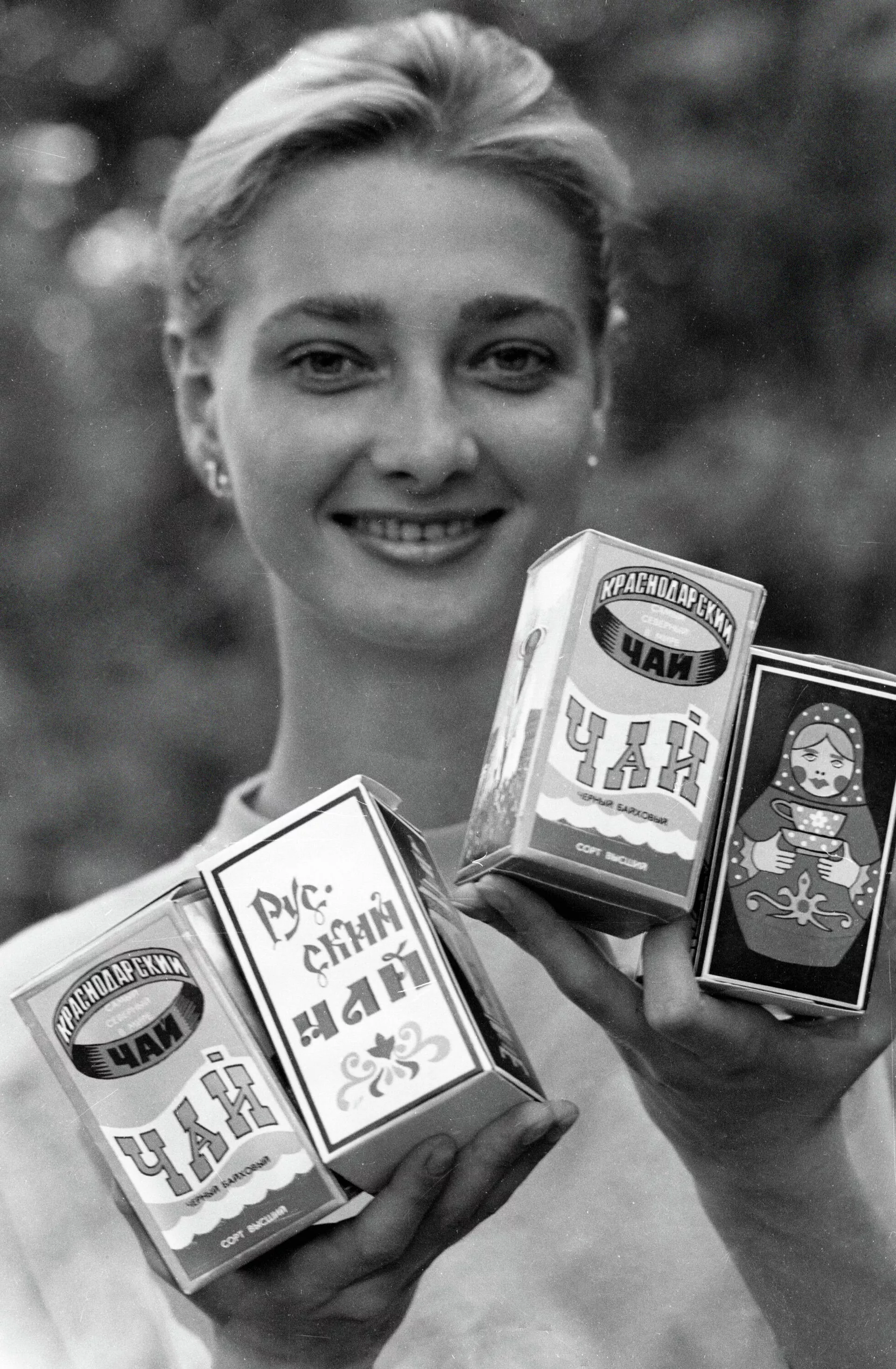 Una mujer presentando el té soviético Una mujer presentando el té soviético - Sputnik Mundo, 1920, 07.09.2021
