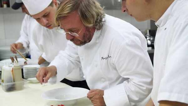 El chef Sánchez Romera trabajando en uno de sus platos - Sputnik Mundo