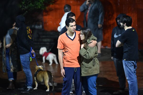 El terremoto también se sintió en la Ciudad de México donde se activó el sistema de alerta de terremotos y se cortó la energía eléctrica en varias zonas, pero no se produjeron daños.En la foto: los habitantes de la Ciudad de México salieron a las calles con lo más esencial para salvaguardar sus vidas. - Sputnik Mundo