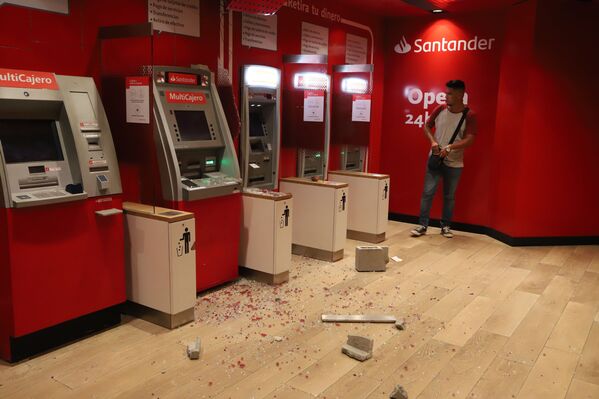 Una persona en el estado de Guerrero falleció a causa del terremoto. El gobernador de este estado, Héctor Astudillo, indicó que el hombre murió luego de que le cayera un poste encima.En la foto: varios cajeros automáticos de un banco en Acapulco con escombros. - Sputnik Mundo