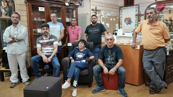 Gloria Iglesias, azafata española que montó una ONG en Madrid para gente sin techo, con sus 'hijos' - Sputnik Mundo
