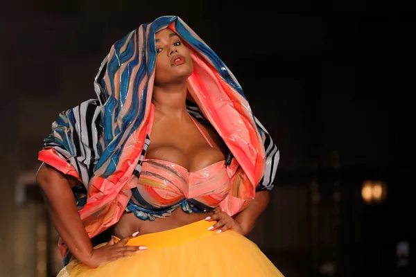 Una modelo desfila con un atuendo de la marca Christian Siriano en la Semana de la Moda de Nueva York. Una modelo desfila con un atuendo de la marca Christian Siriano en la Semana de la Moda de Nueva York. - Sputnik Mundo