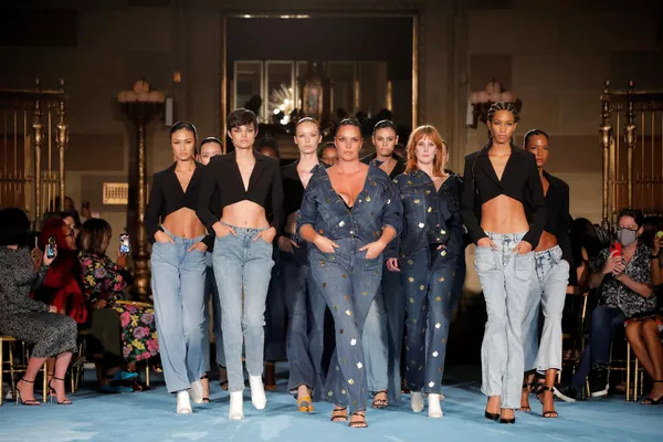 Unas modelos presentan la colección primavera-verano 2022 de Christian Siriano en la Semana de la Moda de Nueva York. Unas modelos presentan la colección primavera-verano 2022 de Christian Siriano en la Semana de la Moda de Nueva York. - Sputnik Mundo