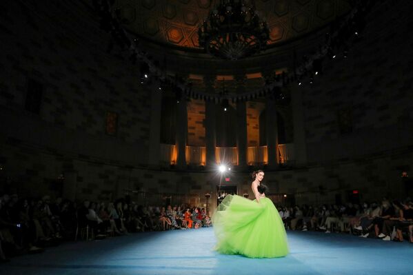 Una modelo cruza la pasarela de la Semana de la Moda de Nueva York durante el desfile de Christian Siriano. - Sputnik Mundo