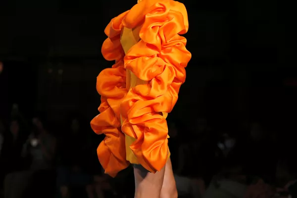 Una modelo exhibe uno de los atuendos de la nueva colección de Christian Siriano al público. Una modelo exhibe uno de los atuendos de la nueva colección de Christian Siriano al público. - Sputnik Mundo