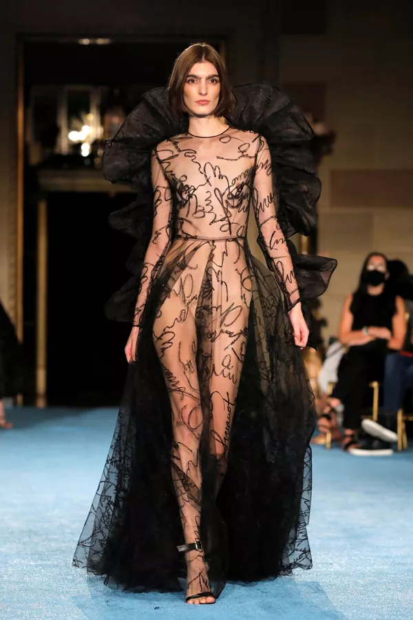 Una modelo presenta una creación de Collina Strada en el primer día de la semana neoyorquina de la moda. Una modelo presenta una creación de Collina Strada en el primer día de la semana neoyorquina de la moda. - Sputnik Mundo