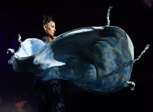 Una modelo cruza la pasarela con un atuendo diseñado por Christian Siriano en el día de la apertura de la SMNY. Una modelo cruza la pasarela con un atuendo diseñado por Christian Siriano en el día de la apertura de la SMNY. - Sputnik Mundo