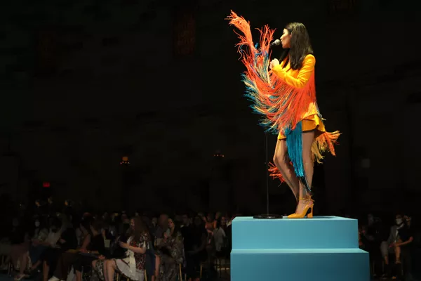 La cantante Marina Diamandis actúa durante el desfile de la marca Christian Siriano en la Semana de la Moda de Nueva York. La cantante Marina Diamandis actúa durante el desfile de la marca Christian Siriano en la Semana de la Moda de Nueva York. - Sputnik Mundo