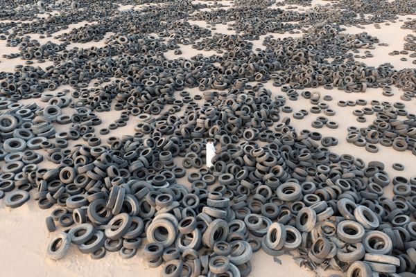 Se trata de más de 42 millones de neumáticos de automóvil viejos, acumulados durante 20 años. Se trajeron aquí no solo de todo Kuwait, sino también de Pakistán, India y Malasia. Se trata de más de 42 millones de neumáticos de automóvil viejos, acumulados durante 20 años. Se trajeron aquí no solo de todo Kuwait, sino también de Pakistán, India y Malasia. - Sputnik Mundo