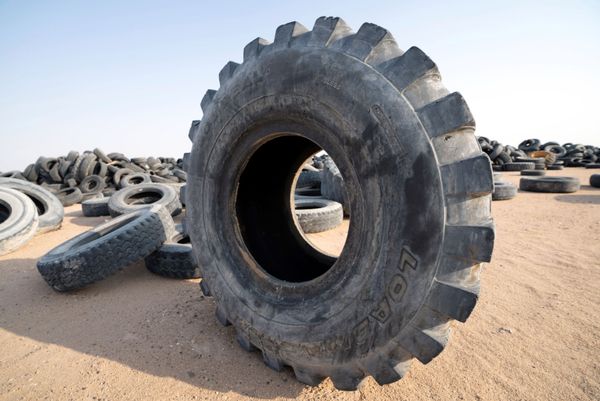 Hoy, el Gobierno de Kuwait planea construir 25.000 nuevos edificios residenciales en el sitio del vertedero gigante. Los neumáticos usados se transportarán a una planta de reciclaje en Salmi, cerca de la frontera con Arabia Saudí. Hoy, el Gobierno de Kuwait planea construir 25.000 nuevos edificios residenciales en el sitio del vertedero gigante. Los neumáticos usados se transportarán a una planta de reciclaje en Salmi, cerca de la frontera con Arabia Saudí. - Sputnik Mundo