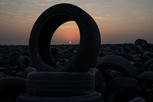 Los neumáticos usados constituyen un grave problema medioambiental en todo el mundo debido a la gran cantidad que existe y a los productos químicos que pueden liberar. Al mismo tiempo, la cantidad de automóviles en la Tierra está creciendo constantemente. Solo en Kuwait, con una población de 4,5 millones, el número de coches aumentó de 1,5 millones en 2010 a 2,4 millones en 2019. Los neumáticos usados constituyen un grave problema medioambiental en todo el mundo debido a la gran cantidad que existe y a los productos químicos que pueden liberar. Al mismo tiempo, la cantidad de automóviles en la Tierra está creciendo constantemente. Solo en Kuwait, con una población de 4,5 millones, el número de coches aumentó de 1,5 millones en 2010 a 2,4 millones en 2019. - Sputnik Mundo