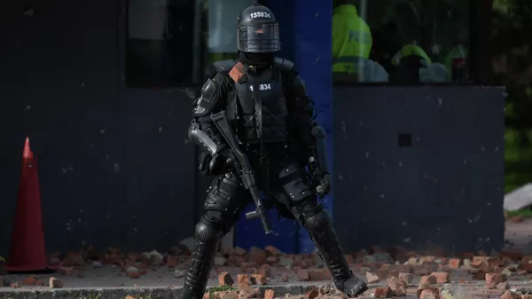 Policía antidisturbios en Bogotá, Colombia - Sputnik Mundo