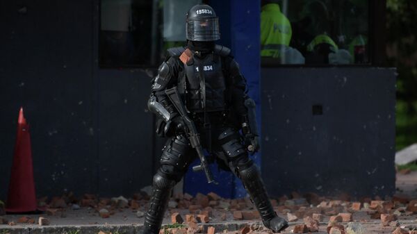 Policía antidisturbios en Bogotá, Colombia - Sputnik Mundo