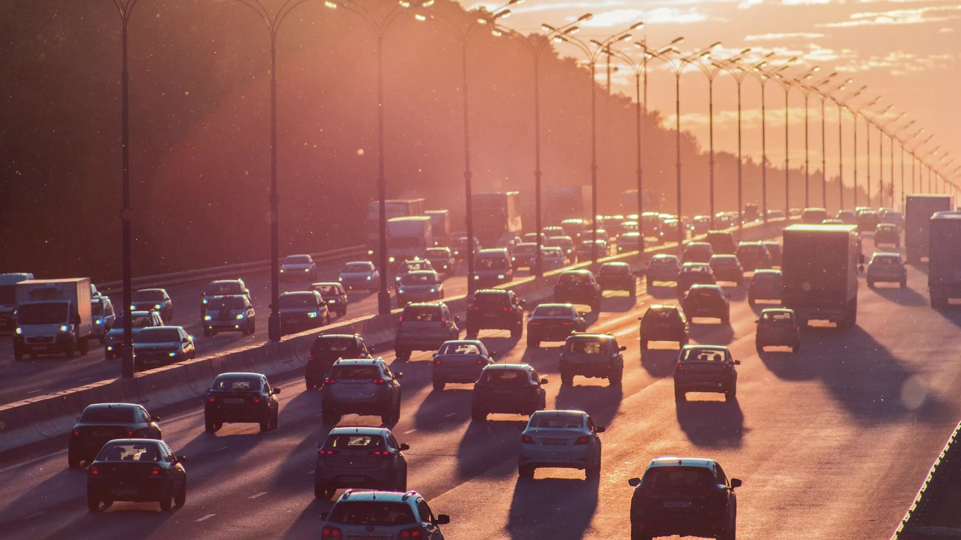 Unos automóviles en una carretera